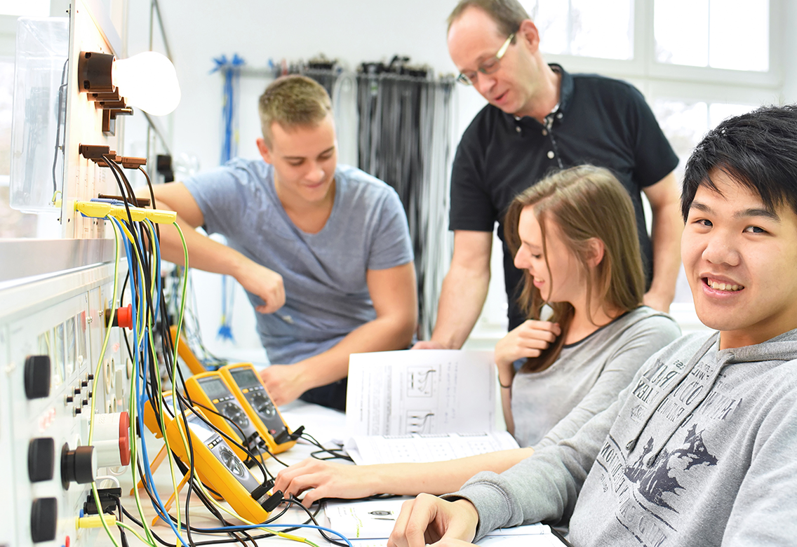 Stupdents studying electronics